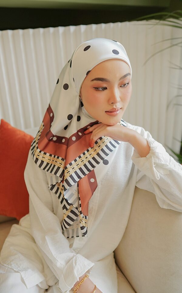 d4ddd1c414458a39d039a1526a2677f01656642580.jpg MOLLY PRINTED SQUARE (BROWN WHITE)
