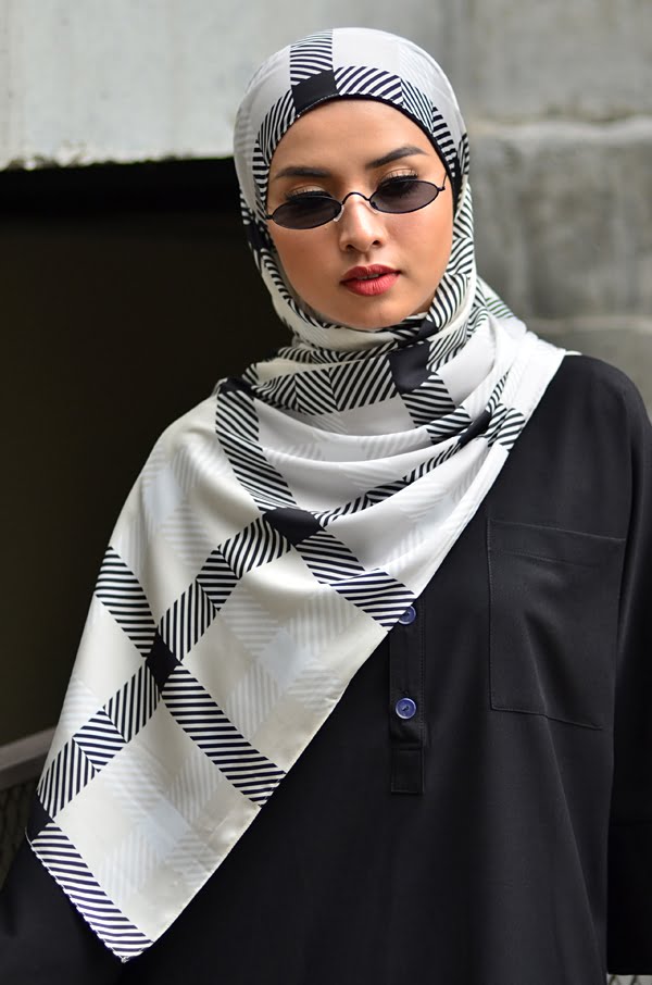 CHECKERED PRINTED SHAWL (LICORICE BLACK)
