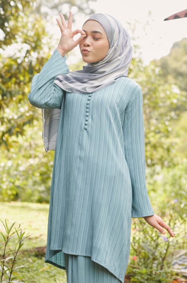 d6d976d7de619daa95efaa7c2c16e44c1648796328.jpg LARISSA TEXTURED KURUNG(GREYISH TURQOISE)
