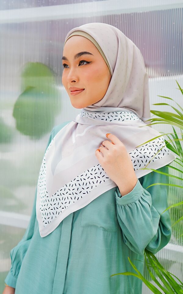 d798bb8984092387a841891db936597a1656643327.jpg CECILIA PRINTED SQUARE (POWDER GREEN)