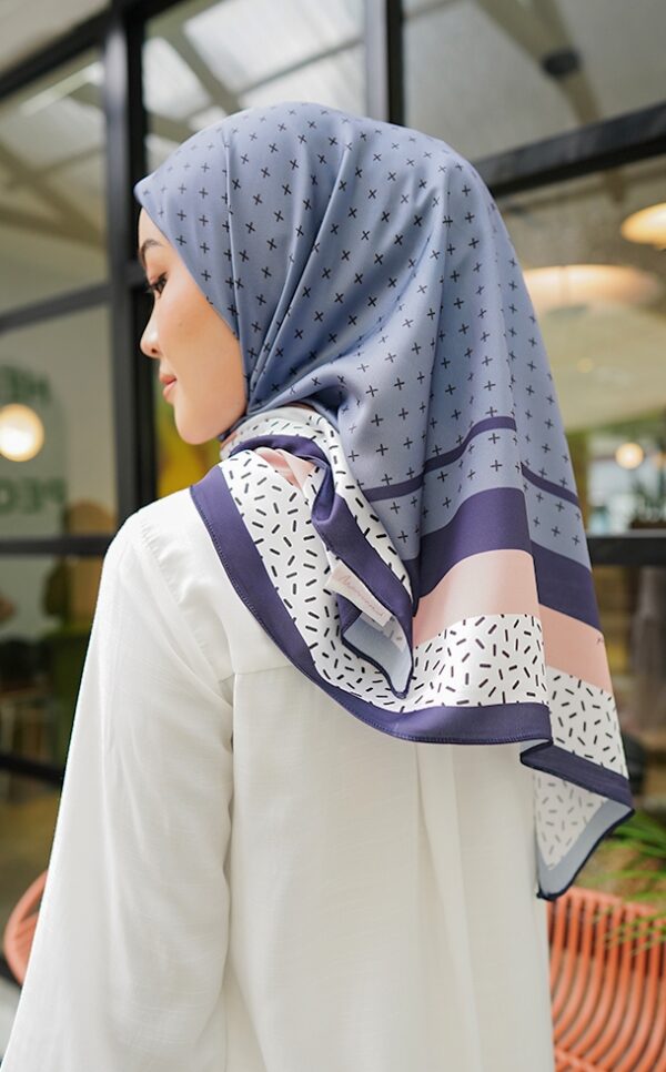 d7e0465820625126d967d762ba1899701656643549.jpg CECILIA PRINTED SQUARE (FADED BLUE)