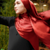 d7f0dc3baca359ab0fac96b7999ff85d1656140279.png MEDYNA TEXTURE PLAIN SHAWL (DARK RED)