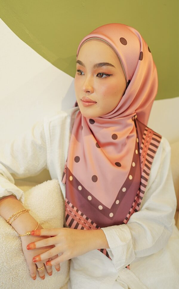de5b30b5d06451b24c6f4c8f341d6f011656642480.jpg MOLLY PRINTED SQUARE (DUSTY ROSE PINK)