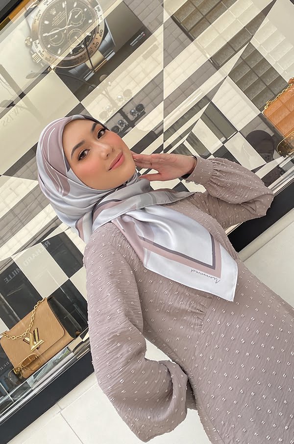 ded40ceff54c2a5999ce630014fa7d3c1647931780.jpg MYLAA PRINTED SQUARE (LAUREL GREEN)