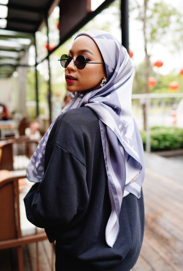 e3f73d74707c8595339715f4816e6df01634534996.jpg OPHELIA PRINTED SQUARE (NAVY BLUE)