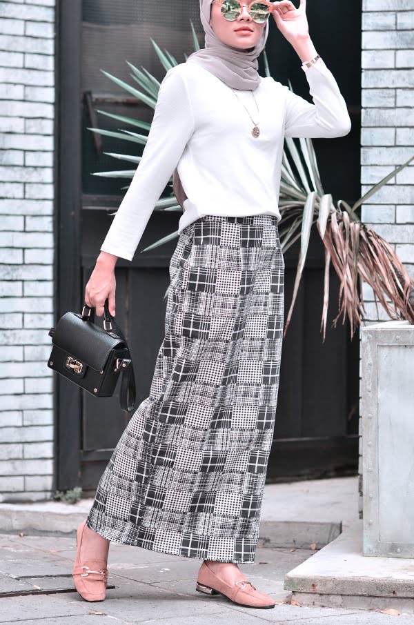 e5f641a74bcf8ad1e2f39c1bf3ba081d1566880709.jpg ARIA SKIRT (BLACK CHECKERED)