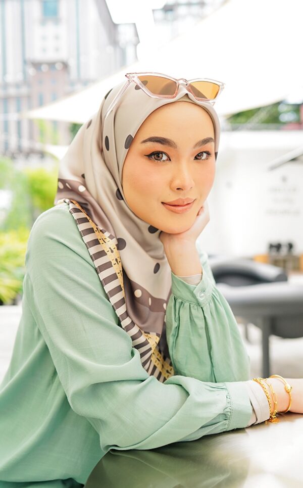 ea5145163f9e730abb151613b9c0d8901656642690.jpg MOLLY PRINTED SQUARE (MATTE GREY)