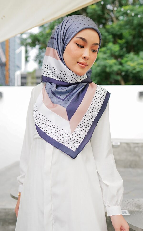 eb2906293e98db5a803bff087fb328791656643550.jpg CECILIA PRINTED SQUARE (FADED BLUE)