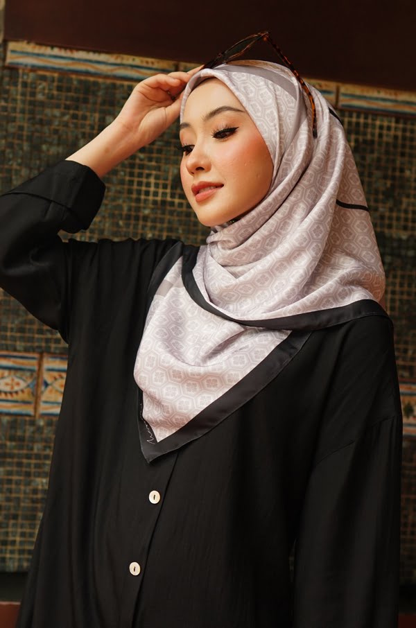ebf574020ea53ced3c16604f6a281c251641526187.jpg AUDREY PRINTED SQUARE (BLACKY)