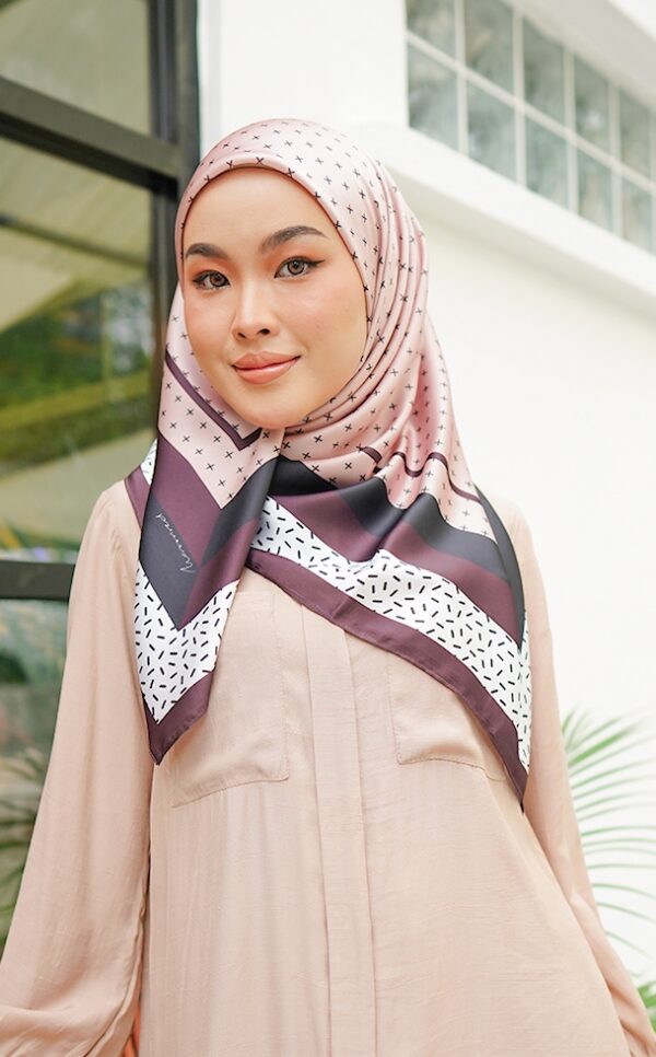ef06fceda84e41940ea86352efbc7d401656643106.jpg CECILIA PRINTED SQUARE (PINK PURPLE)