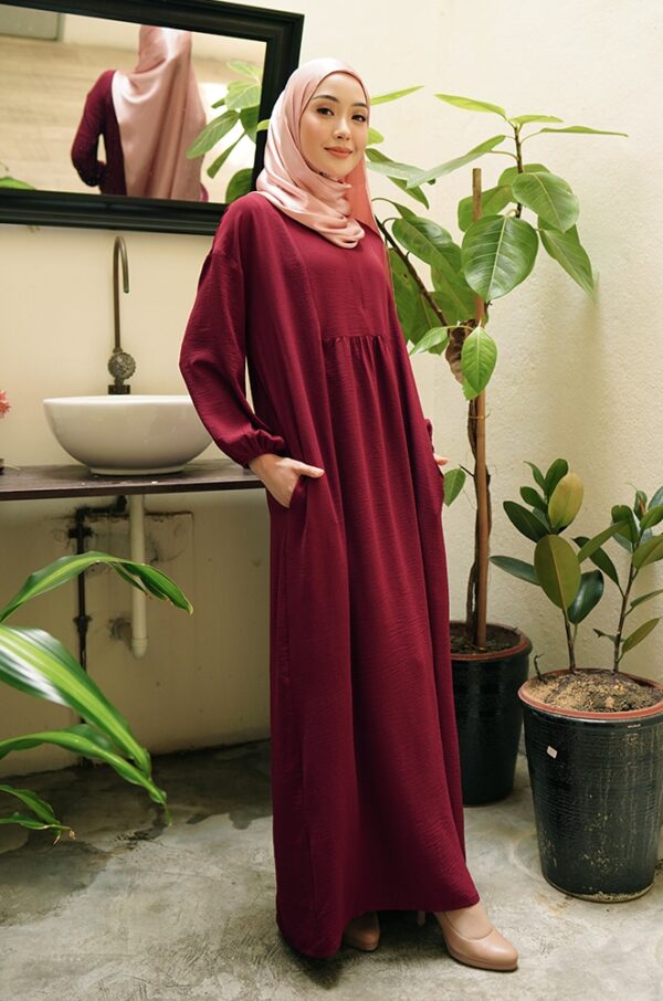 f5822e752a748cef224b45f1eaf4a0811658907046.jpg TAHEERA JUBAH DRESS (MAROON)