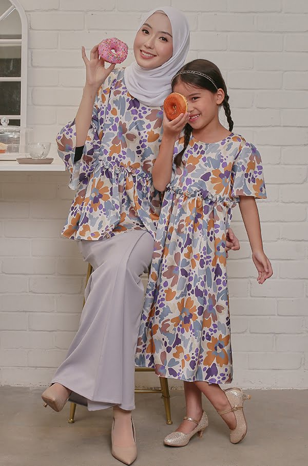 f5dc40716e2dc71f56bbf97dfe30394f1646969808.jpg WINNIE FLORAL KURUNG (BLUE GREY)