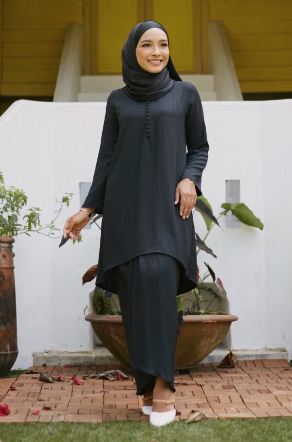 f81a80aea2545a11b990d426592d88321648794695.jpg LARISSA TEXTURED KURUNG (SUPER BLACK)