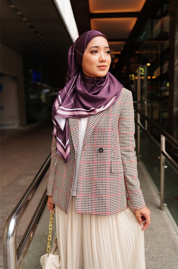 fc2cbff7c52b4f9acf6e2be79e6d3c371625037070.jpg ATILIA PRINTED SQUARE (DARK PURPLE)