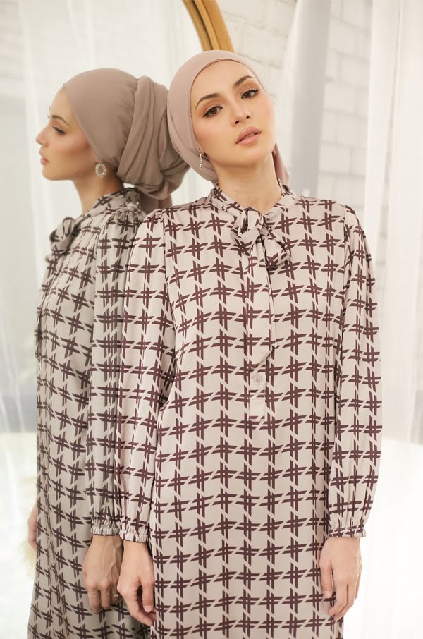 ffb4343c7b0d09200d4d79f69dcc150a1618934108.jpg ERIKA PRINTED DRESS (CHATEAU BROWN)