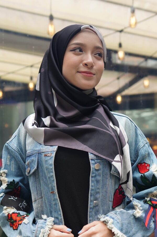 GHANIA PRINTED SQUARE (BLACK)