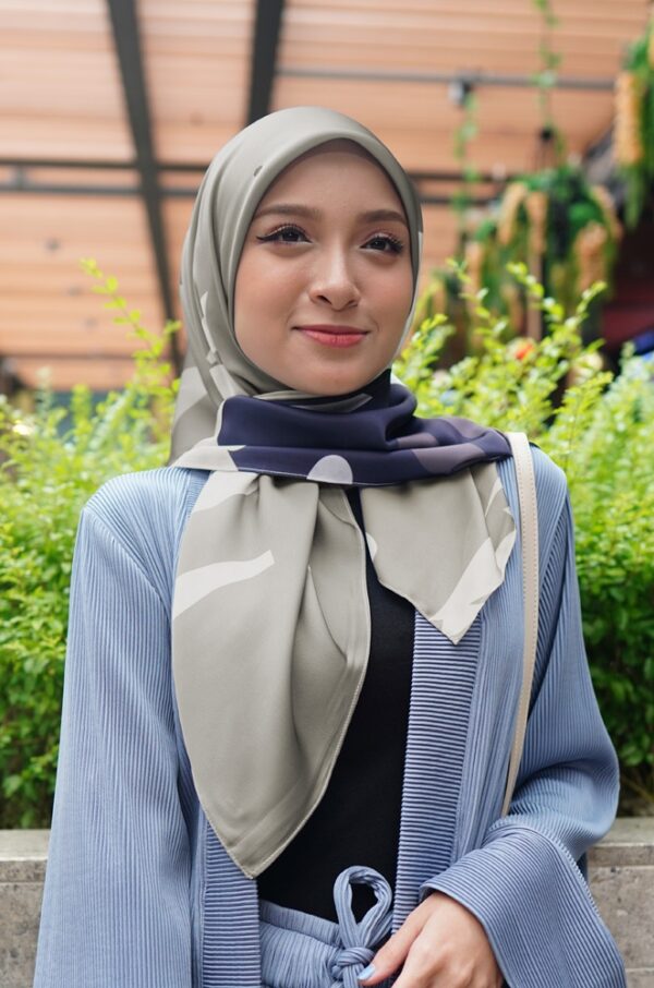 GHANIA PRINTED SQUARE (GREY)