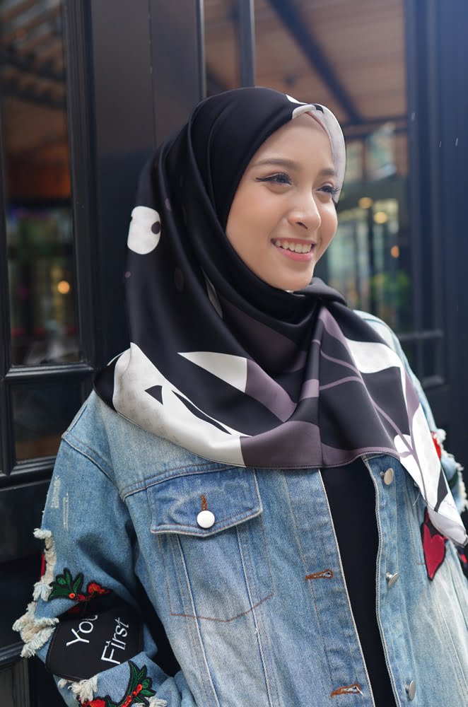 GHANIA PRINTED SQUARE (BLACK)