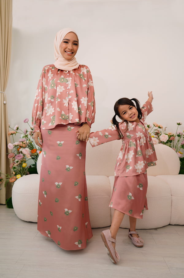 ROSEANNE FLORAL KURUNG (CORAL BROWN)