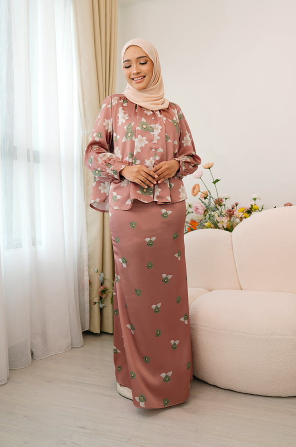 ROSEANNE FLORAL KURUNG (CORAL BROWN)