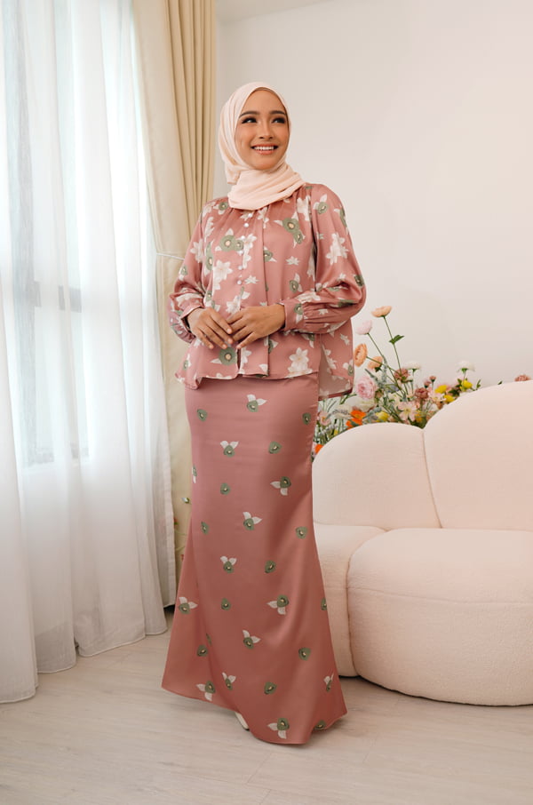 ROSEANNE FLORAL KURUNG (CORAL BROWN)