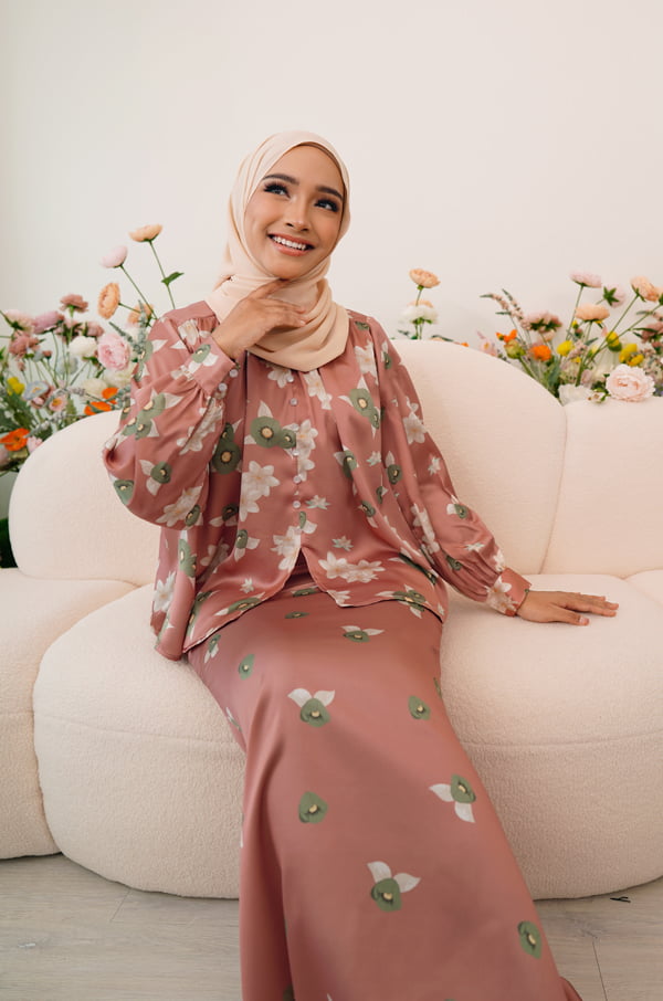 ROSEANNE FLORAL KURUNG (CORAL BROWN)
